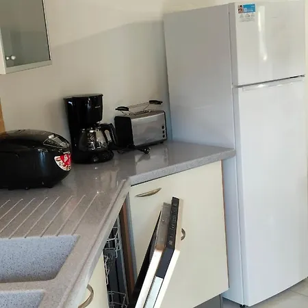 6 Personnes Avec Deux Lits Doubles Et 1 Canape Lit *