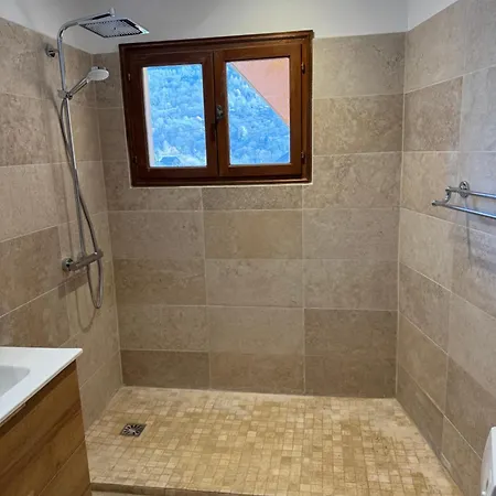 6 Personnes Avec Deux Lits Doubles Et 1 Canape Lit *