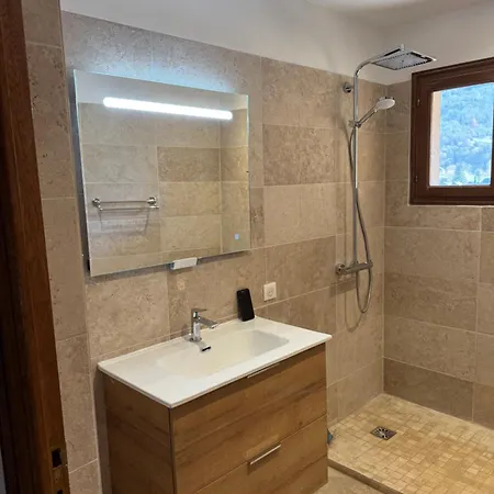 6 Personnes Avec Deux Lits Doubles Et 1 Canape Lit *